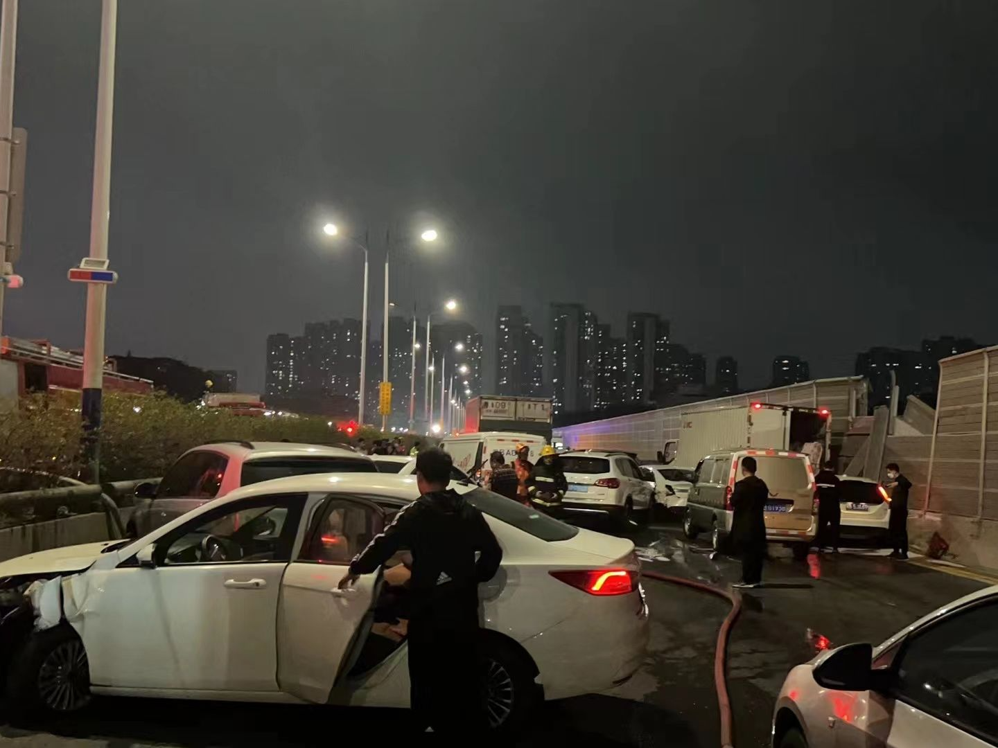 龙岗区盐龙大道多车连环追尾，幸无人员伤亡