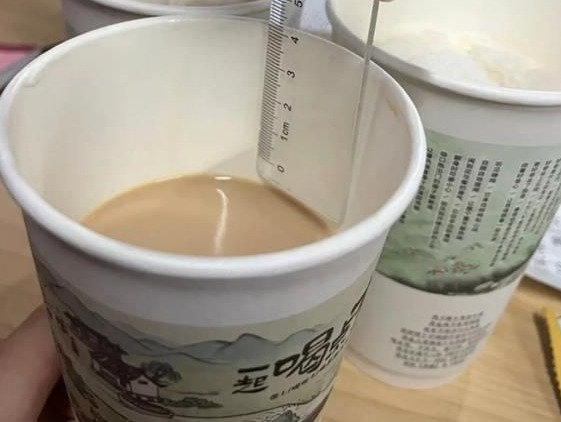 茶颜悦色满杯奶茶到手变半杯？客服称时间久了奶沫会消泡