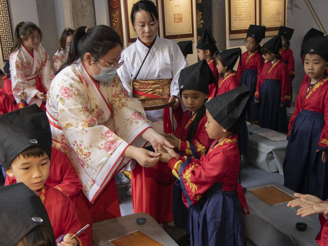 “开笔启智，礼伴成长” 南山区南山街道南园社区举行幼儿开笔礼