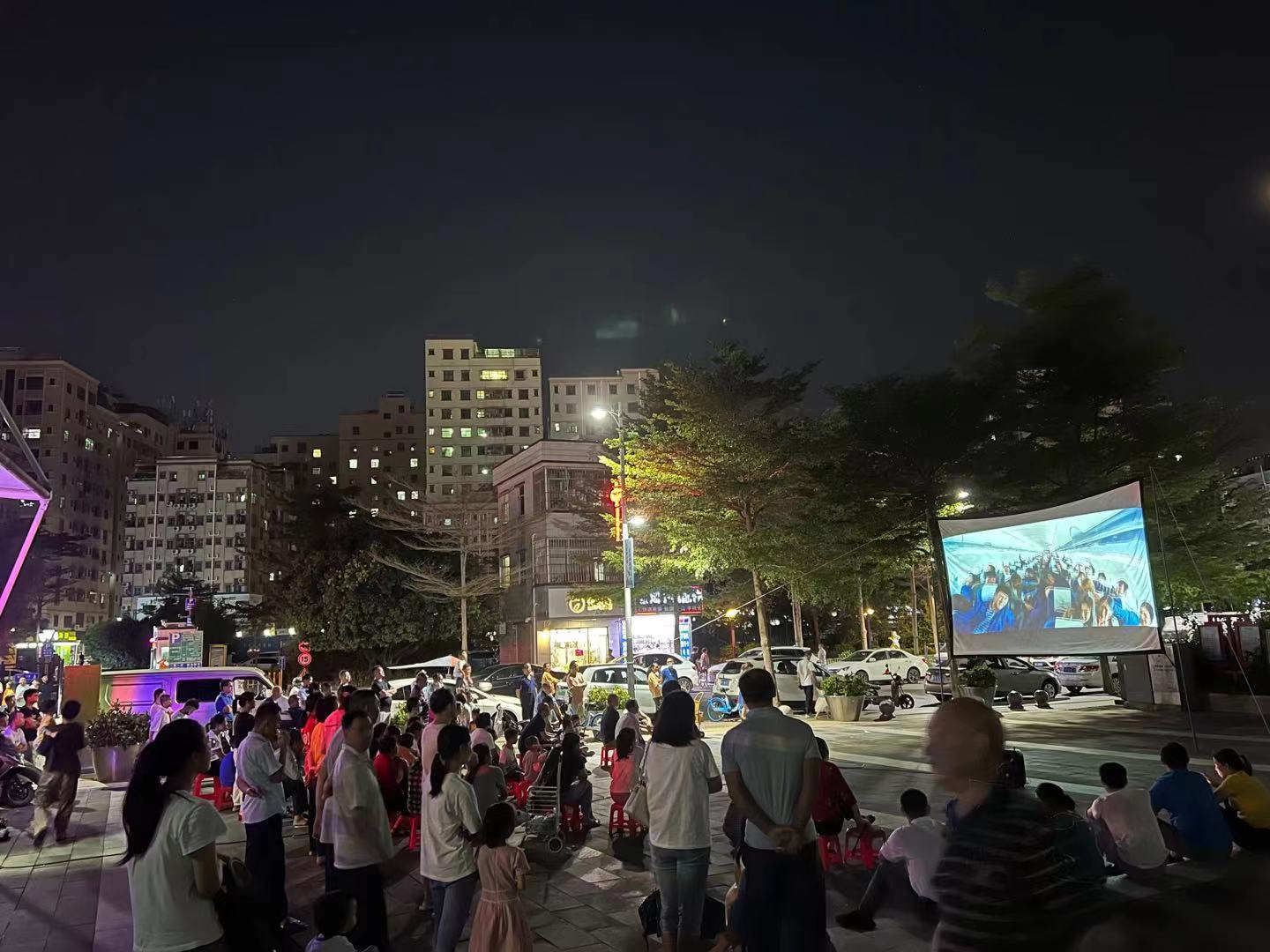 长圳居民露天观影 重温时代记忆