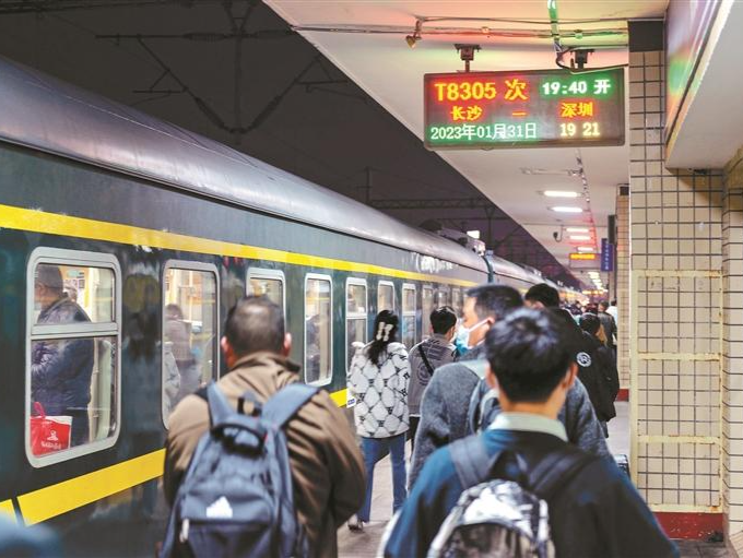 长沙站加开两趟开往深圳站的临客列车