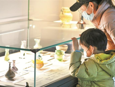 深圳博物馆举办“澄凝灼烁——丝绸之路上的古代玻璃艺术”展  璀璨玻璃艺术让人大开眼界