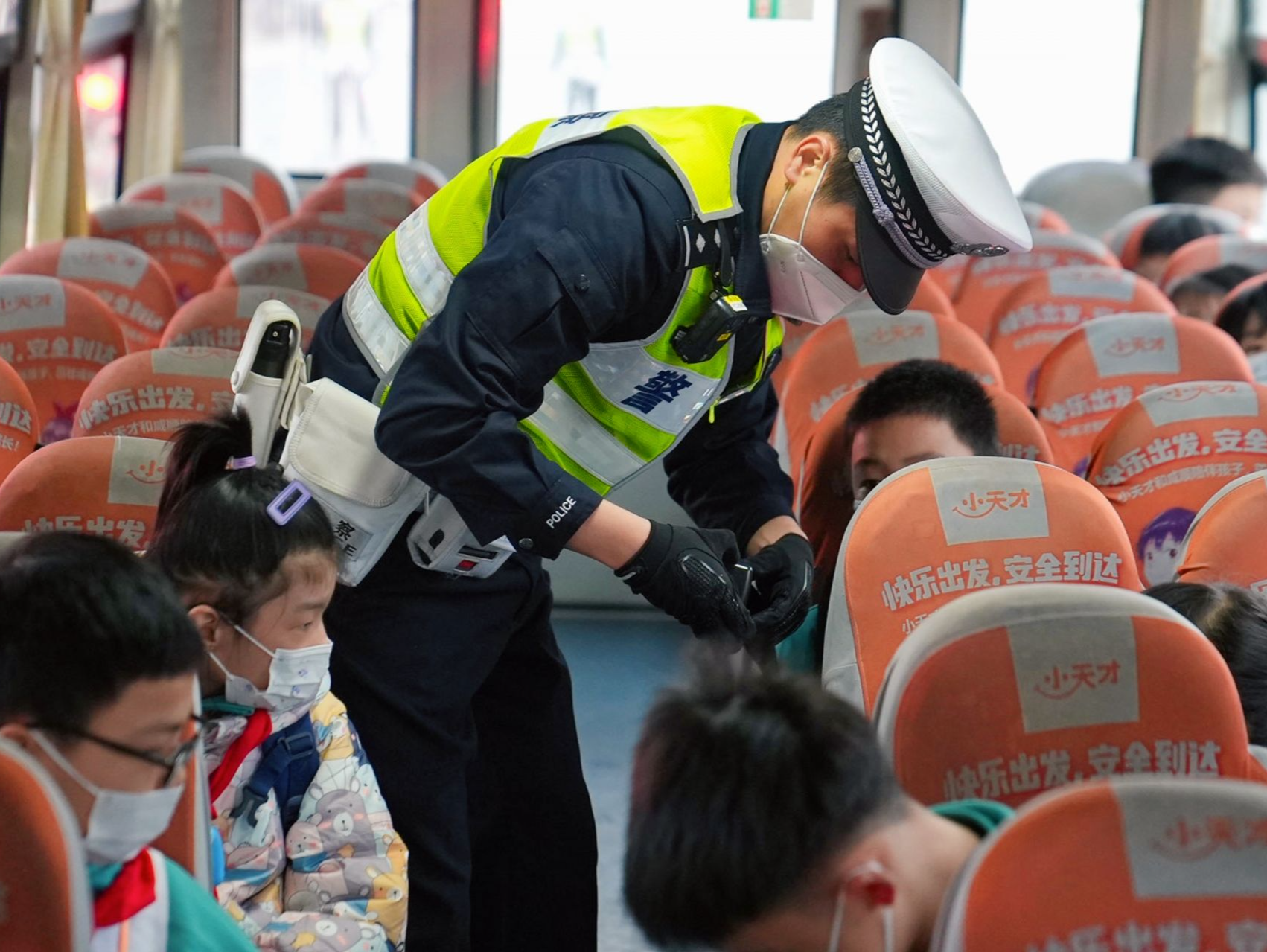开学首日，广州出动近3万安保力量“护校安园”