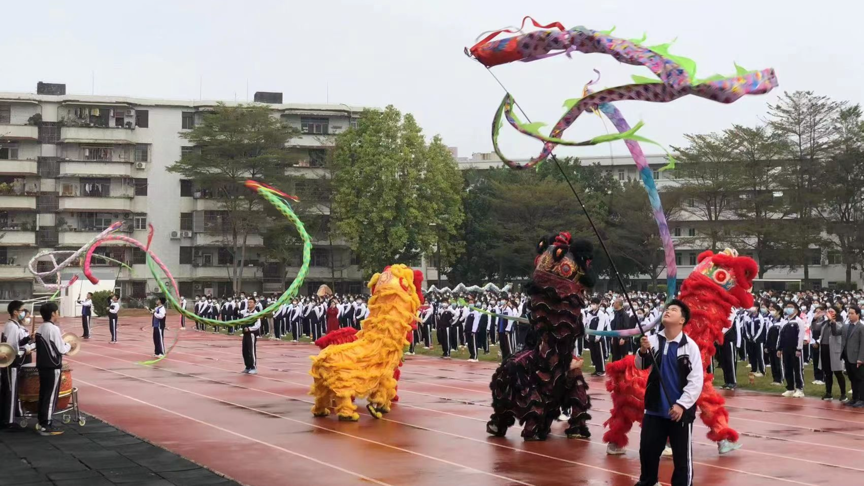 舞狮助兴、收获福袋……深圳中小学开学啦！学生惊喜多多开心不已