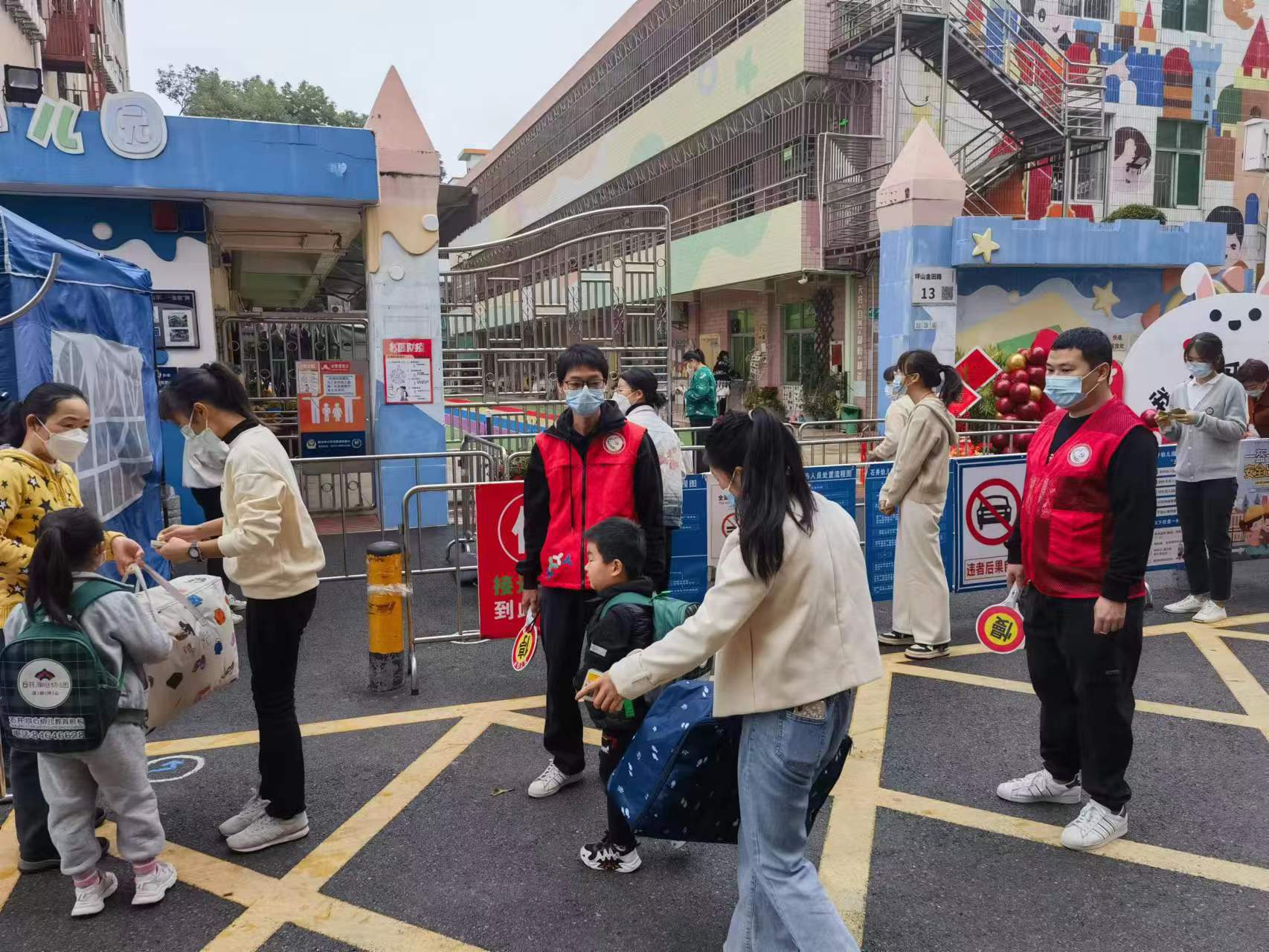 开学第一天！石井街道党员志愿者为学生安全保驾护航