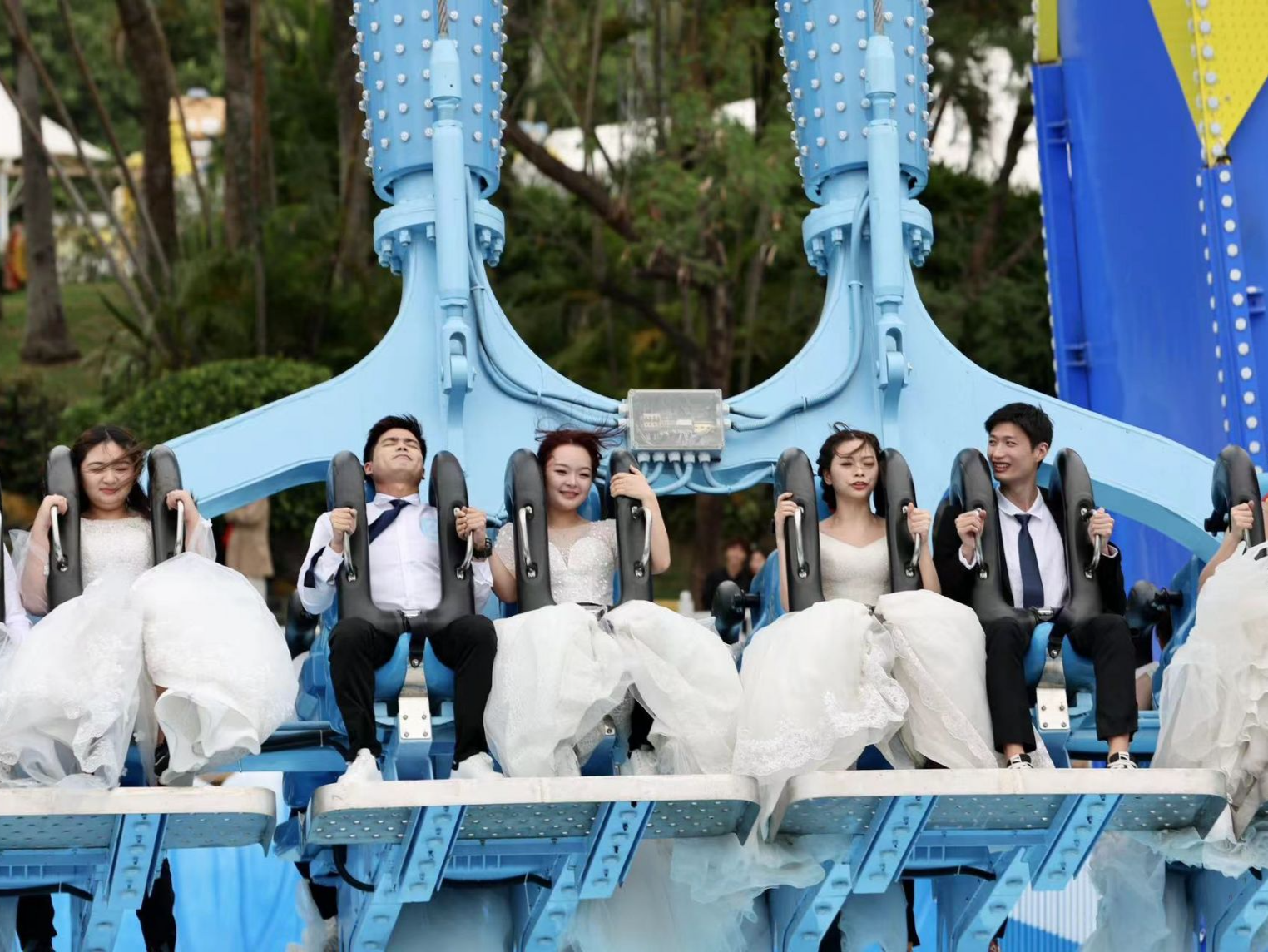 28米高空喊出“我们结婚啦！” 15对新人在深圳欢乐谷参加暴风秋千婚礼