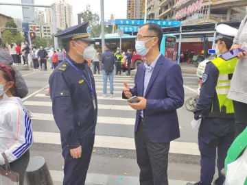 为市民提供“心”服务——翠竹街道在迎春花市开展环境综合整治