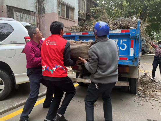 桂园街道新围社区开展“周三大扫除”活动