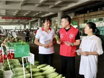 以爱心守护老百姓“舌尖上的安全” 深圳活跃着这样一群“红马甲”