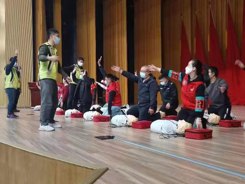 石岩开展自动体外除颤仪（AED）暨初级救护员培训会