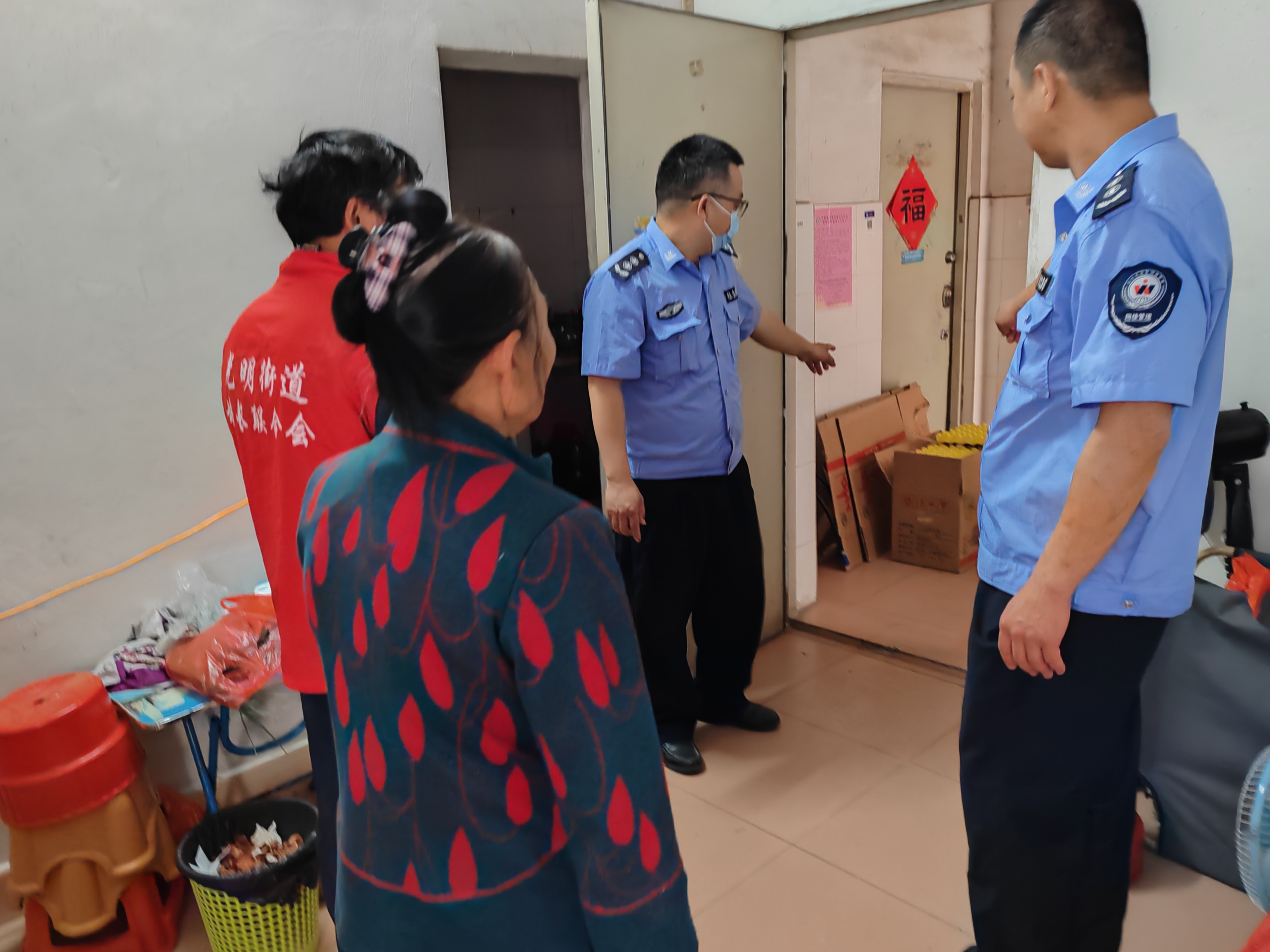 白花社区网格员与楼长携手宣传畅通“绿色通道”