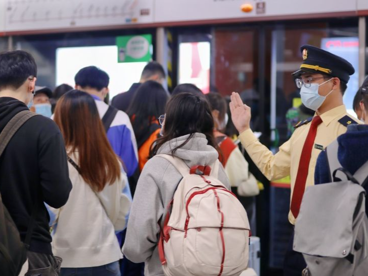 广州地铁14号线周末加车、快车改普通车，高峰期加密至6分钟一班