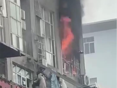 长沙一大楼起火多人翻窗爬绳索逃生，官方：火已扑灭