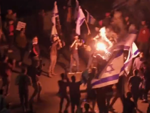 以色列爆发大规模抗议：63万民众走上街头，警方动用高压水枪