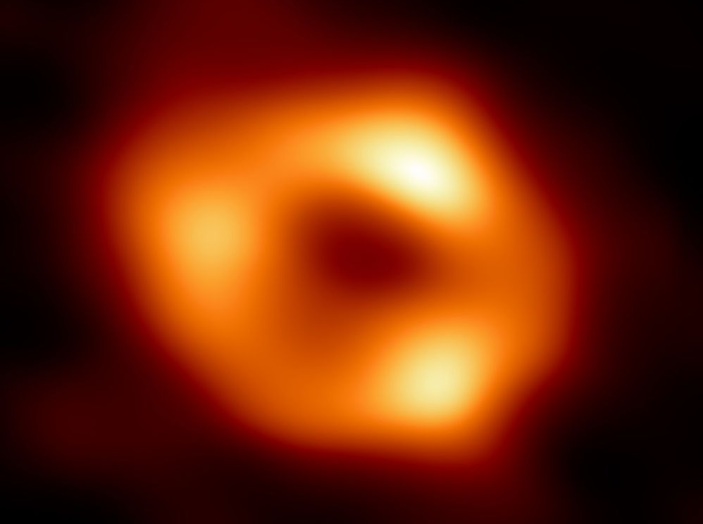 科学家发现超大黑洞 其质量约为太阳质量的300亿倍