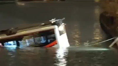 上海公交车坠河视频曝光！事发时司机处突发重疾状态