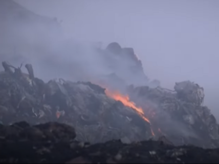 印度一垃圾山起火连烧3天 现场毒烟漫天