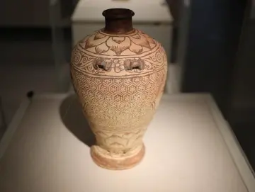 观文脉·近观深圳国宝 037期 | 褐彩牡丹纹小口陶瓶：看见当年繁华