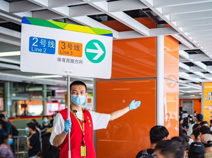 广州地铁“红马甲”年均志愿服务超10万小时