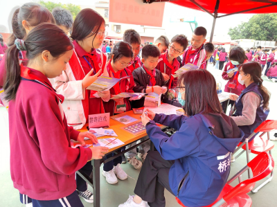 东莞桥头镇在新联学校宣传禁毒，提高青少年识毒、防毒、拒毒能力