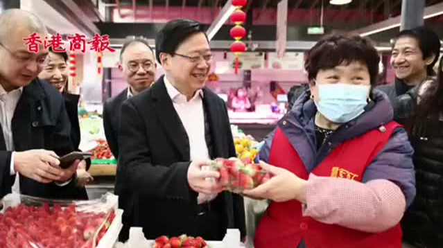 “超”接地气！李家超北京菜市场买草莓 商贩：有机会去香港看超哥！