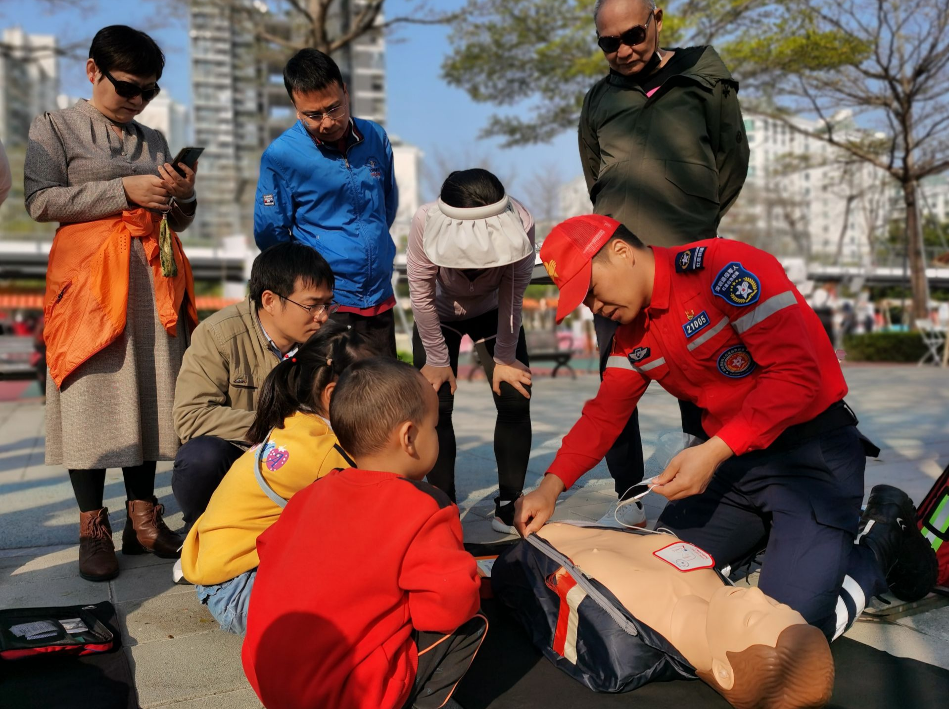 学雷锋日，他们为市民讲解应急处置知识