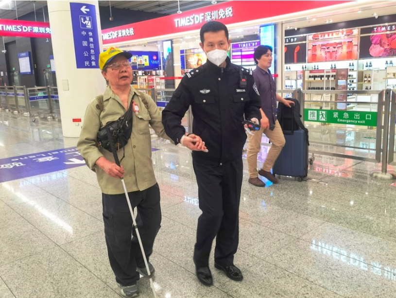 香港视障老人来深圳，皇岗边检暖心护送入境
