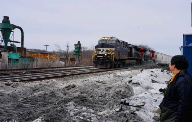 2月14日，诺福克南方铁路公司货运列车驶过美国俄亥俄州东巴勒斯坦镇。新华社发（章焱飞摄）
