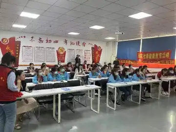 凤凰街道东坑社区进企业宣讲健康知识