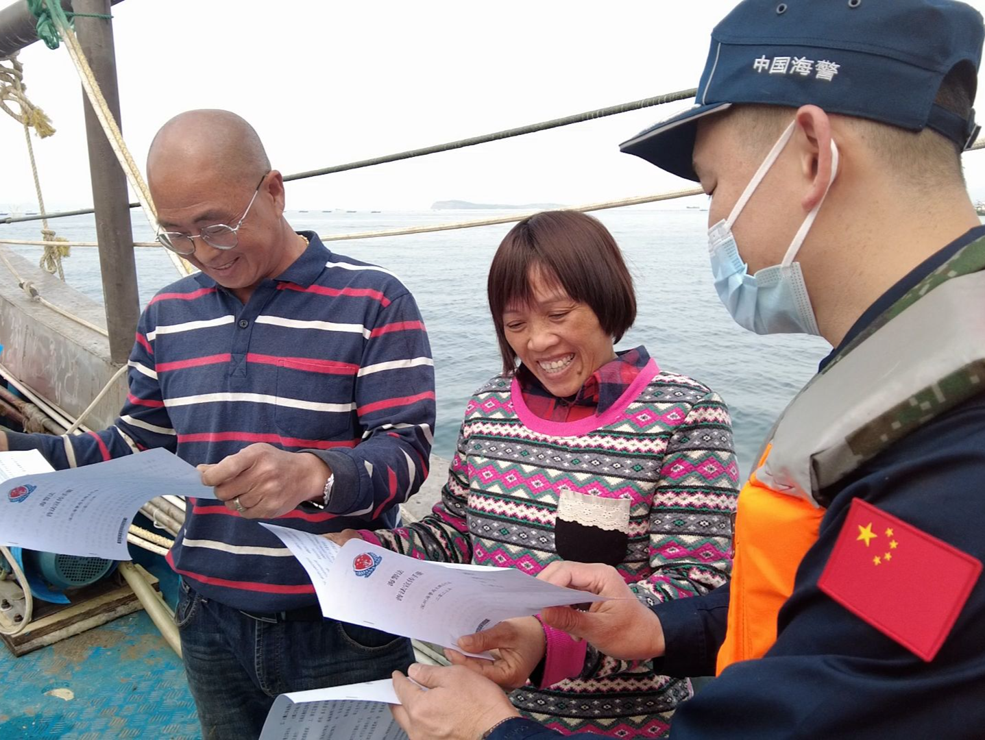 春风三月学雷锋，深圳海警在行动