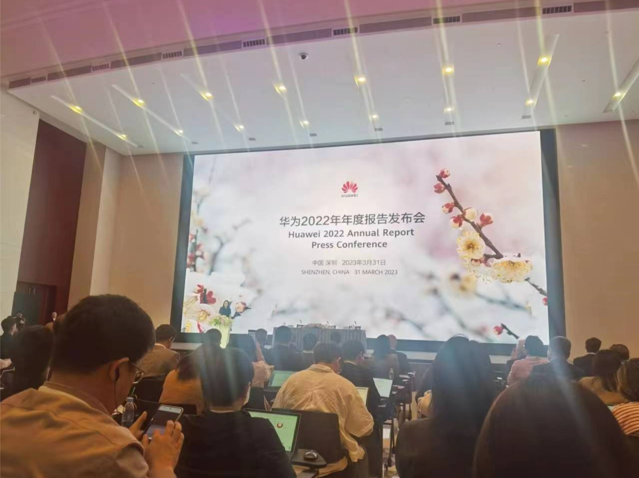 华为2022年雨中奔跑：营收6423亿元，研发投入1615亿元，占比为历史最高点