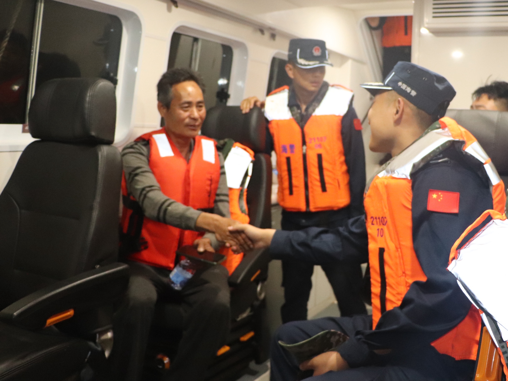 广东深圳海警局紧急救助3名遇险渔民