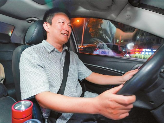 暖心！深圳一位网约车司机7年为乘客免单近3000单