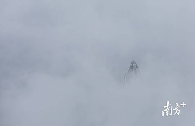 在云雾的笼罩下，平安金融中心显得更加神秘和壮观，仿佛是一座通往天空的巨塔。宛如仙境  南方+ 鲁力 拍摄