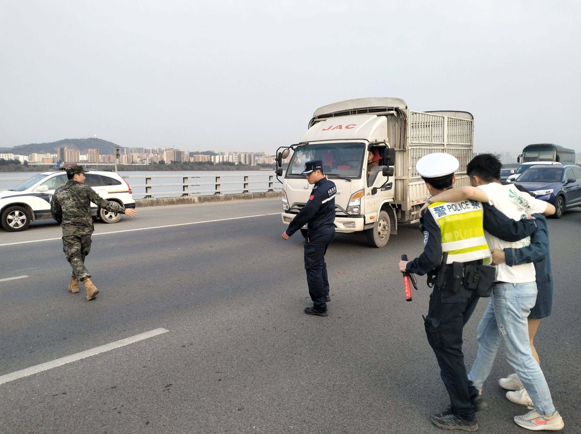 深圳海警执法员救助受伤群众
