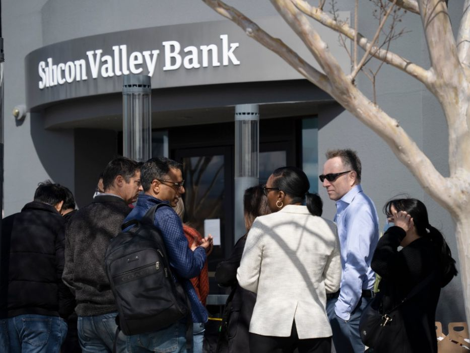 美媒：知情人士称硅谷银行或将被拆分出售