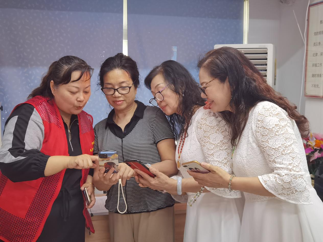 助力老人融入信息社会，翠竹街道民新社区开展长者智能手机摄影培训