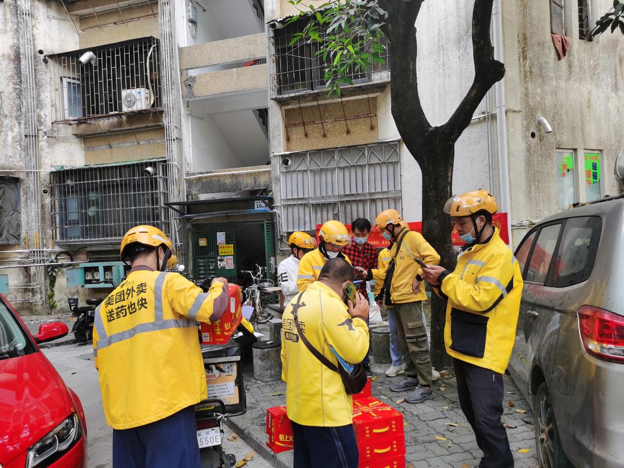 南山区高发社区举行“守护骑手，让爱传播”暖蜂关爱