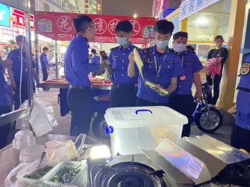 公明街道开展夜间乱摆卖专项整治行动 助力文明城市创建