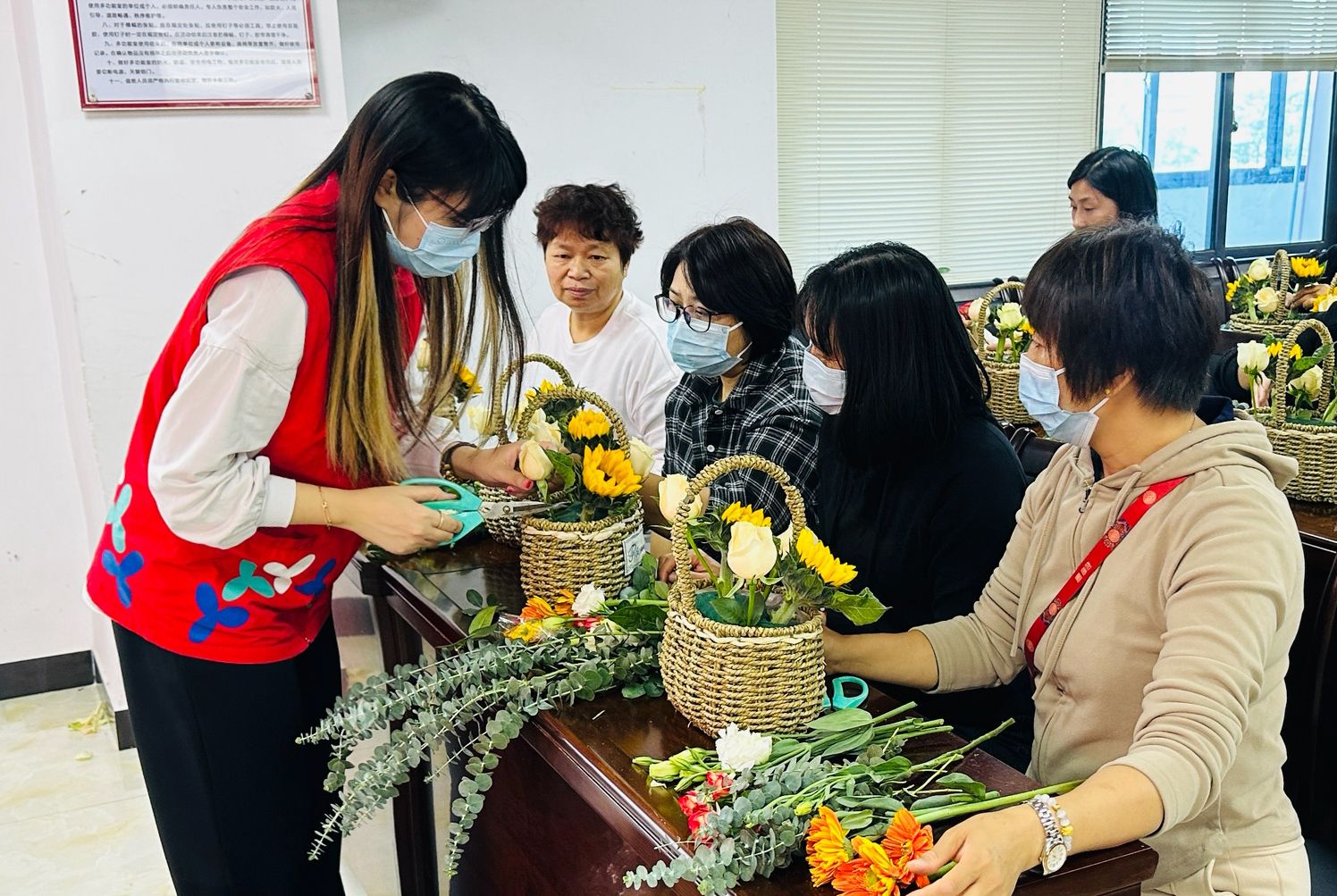 马田街道石家社区展“三八”妇女节插花活动