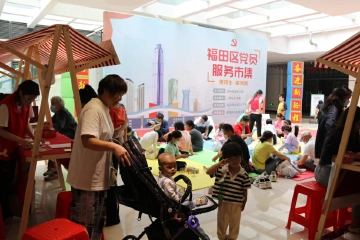 园岭街道：雨天觅得好去处 居民“赶集”展笑颜