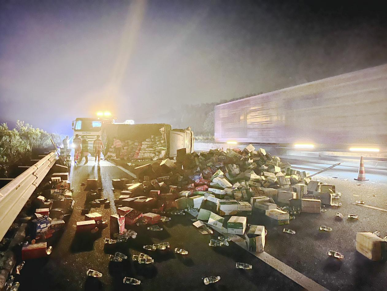 大货车侧翻5000箱矿泉水散落潮惠高速，路政人员连夜奋战转移货物保通行