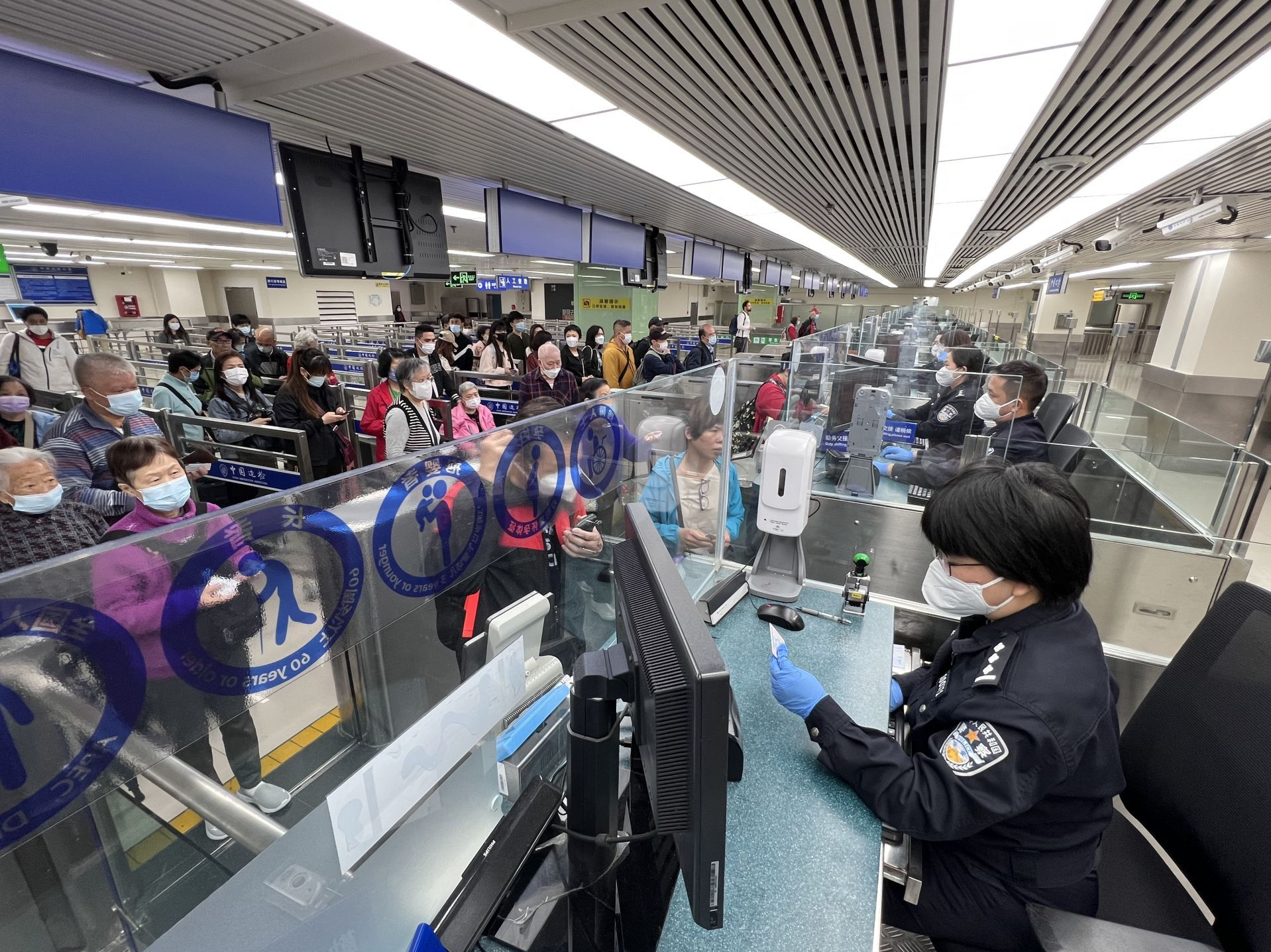 全面恢复通关“满月” 深港口岸繁忙图景徐徐展开