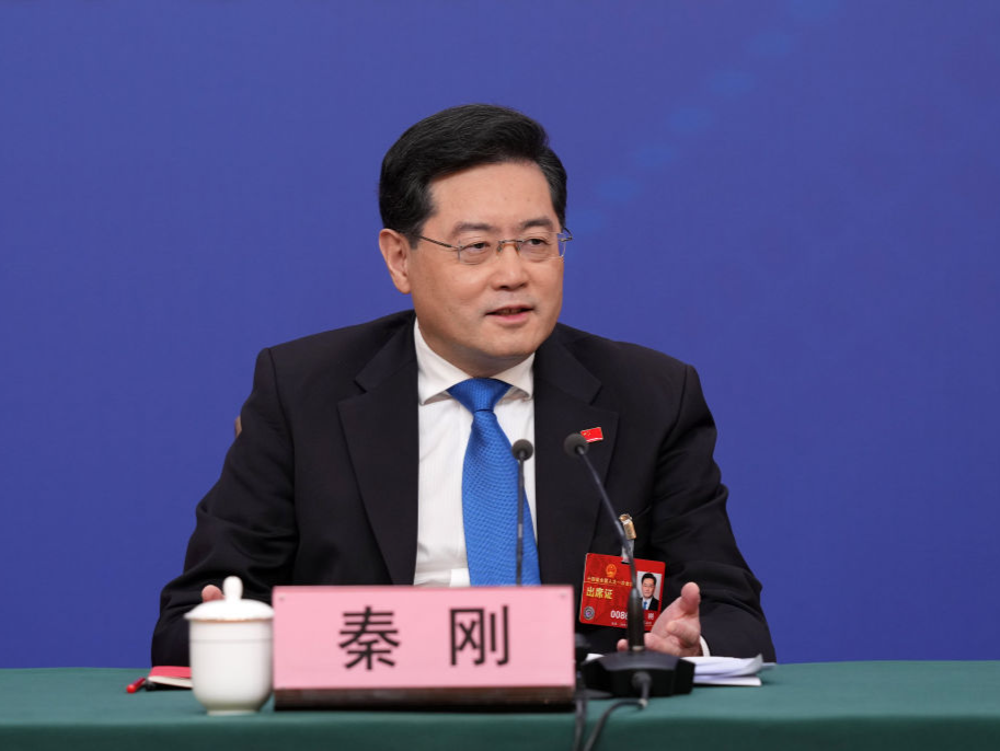 外交部长秦刚就中国外交政策和对外关系回答中外记者提问