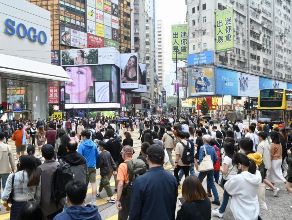 单日首破10万！内地访港旅客人数迎高峰，香港街头再现热闹景象