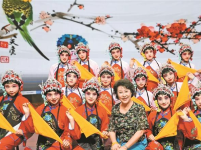 让京剧成为校园“流行乐”！东湖中学里的京剧名家和她的小戏班