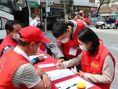 中建三局青年志愿者走上街头开展义务献血服务活动