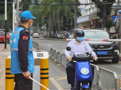 “大喇叭”宣传进社区，深圳交警持续推进电动自行车上牌宣传劝导   