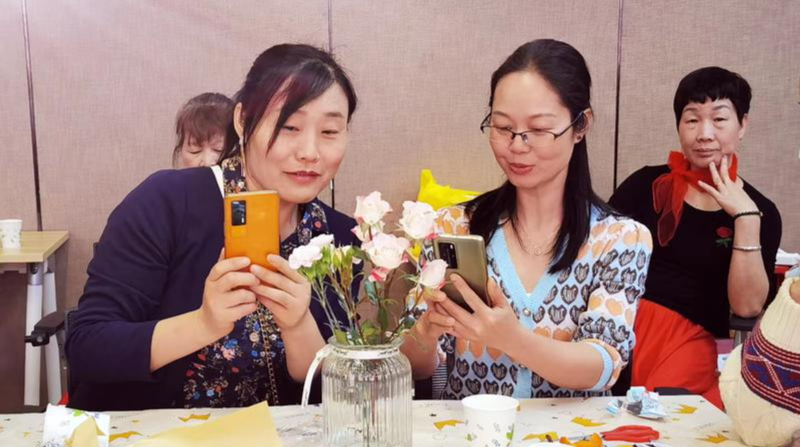 大浪街道成立“妇女帮帮团”，掀起爱的传递