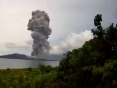 印度尼西亚阿纳喀拉喀托火山多次喷发